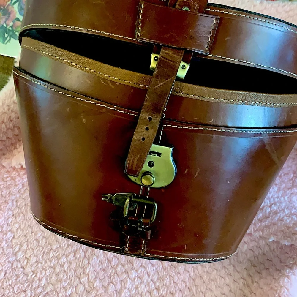 Authentic LEATHER Top🎩 Oval Box,Buckle Lock&Key Carryin Case Luxe Velvet Lined